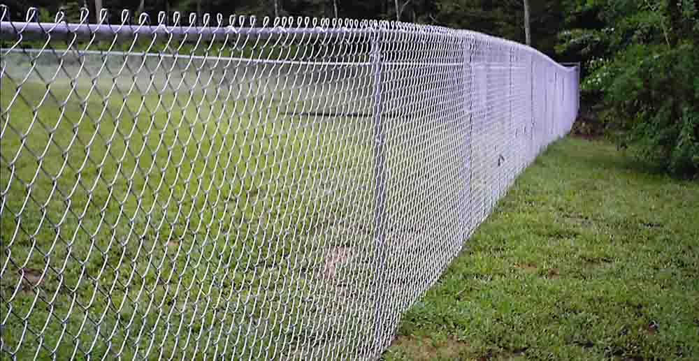 Как построить забор из сетки рабицы?
